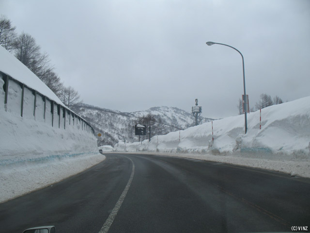 雪景色　雪道　道路 山形県　国道112号　月山道路